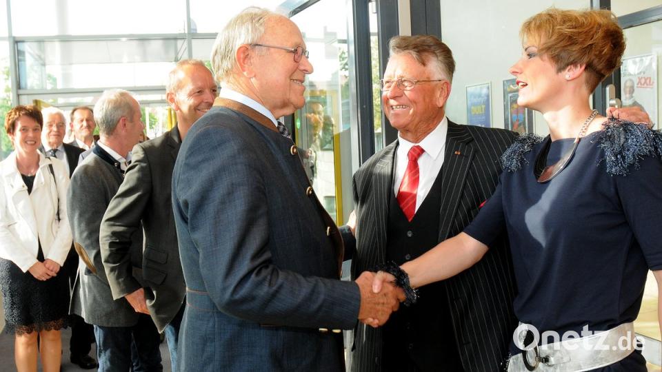 Ehemalige Landräte unter sich: Armin Nentwig begrüßte zusammen mit Ehefrau Tina beim Defilee den früheren Schwandorfer Landrat Hans Schuierer (Dritter von rechts). Bild: Huber