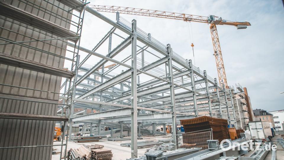 Ein Stangen-Dschungel präsentiert sich derzeit hinter dem Haus der evangelischen Gemeinde. Schon in zwei Monaten soll hier das Parkhaus des Einkaufszentrums NOC fertiggestellt sein. Benutzt wird es vorerst aber nur von Handwerkern und Mietern.  	Bild: Meister