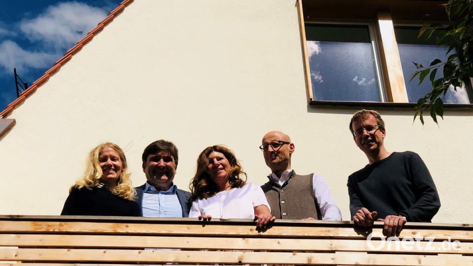 Über den KfW-Award Bauen freuen sich (von links) Projektleiterin Architektin Gina Lankes, Architekt Karlheinz Beer sowie die Bauherren Iris und Christian Müller auf dem Balkon des preiswürdigen Altstadthauses.