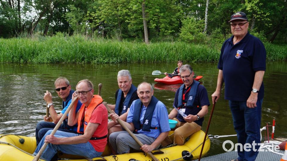 Sogar die Gründungsmitglieder der Schirmitzer Jugendfeuerwehr von 1977, Peter Hirmer, Hubert Wittmann, Reinhard Herrmann, Ferdinand Hagn und Thomas Sommer, gehen neben sieben Jugendgruppen an den Start zum Bootsparcours auf der Naab. Der damalige erste Jugendwart Paul Rödl (stehend) schickt seine Kameraden auf die Reise.