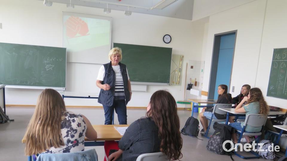 In den zehnten Realschulklassen berichtet Hildegard Haupt aus Grafenwöhr von ihrer Arbeit als Hospizhelferin und Trauerbegleiterin.  	Bild: jzk