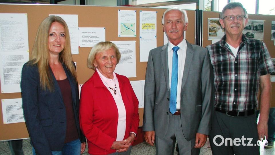 Herzlich dankte Bürgermeister Peter König (Zweiter von rechts) dem Hobby-Historiker Rainer Schmidt (rechts) und Rektorin Sabine Graser (links) als Kooperationspartner für die Entstehung der Ausstellung. In der vierten Klasse unter Lehrerin Maria Kaiser hatte König der Hefteintrag erstellt, der als Teil der Ausstellung dient.