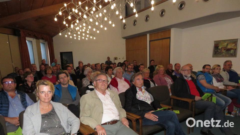 Ganz Wiesau ist eine einzige Baustelle: Aufmerksam hörten die Wiesauer dem Bürgermeister zu, der die laufenden und kommenden Baustellen im Gemeindebereich aufzählte. Kritik gab es dafür nur einmal oder vom Bürgermeister selbst.