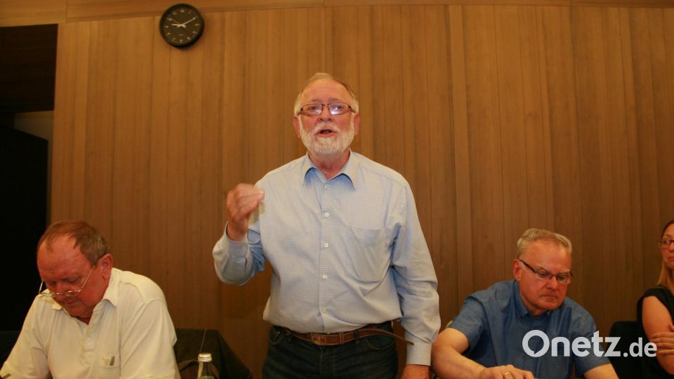 „Unsere Hände sind offen“, versprach Vorsitzender und Bürgermeister Herbert Bauer eine Lösung zu suchen, die wieder zum Frieden im Ort führen soll. Bild: wro