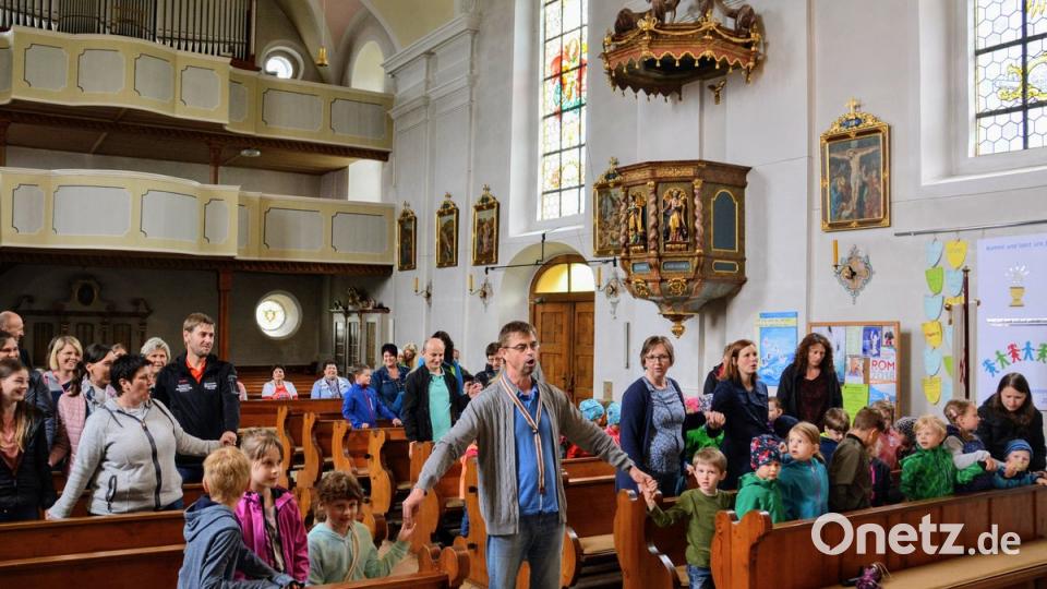 Der Dipl. Religionspädagoge Thomas Brunnhuber verstand es, dass die Kinder mit Begeisterung bei der Andacht dabei waren