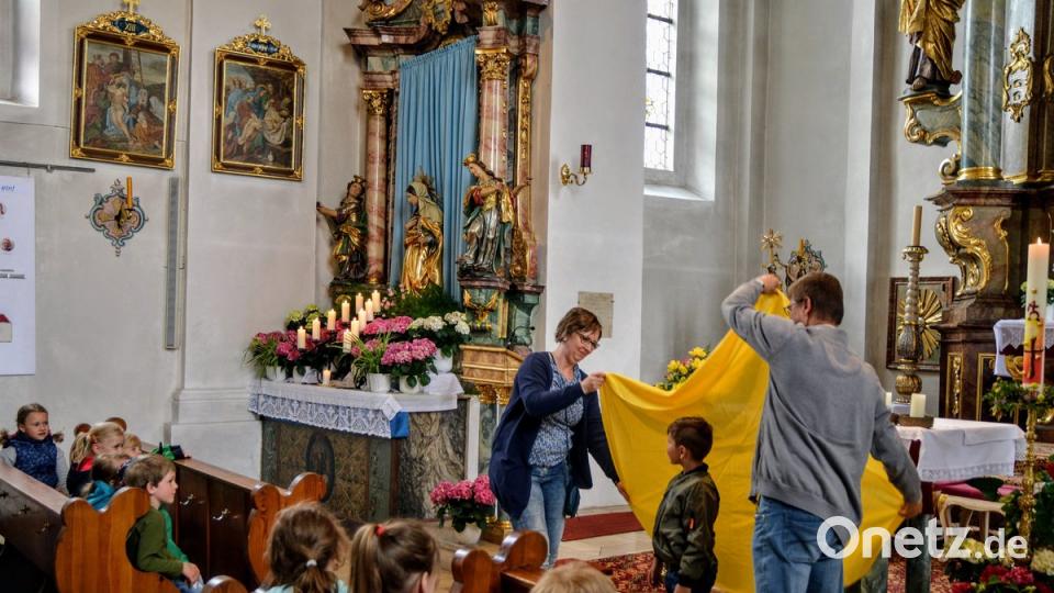 Mit einem gelben Tuch wurde der Mantel der Liebe und des Lichts Marias, zu uns Menschen dargestellt