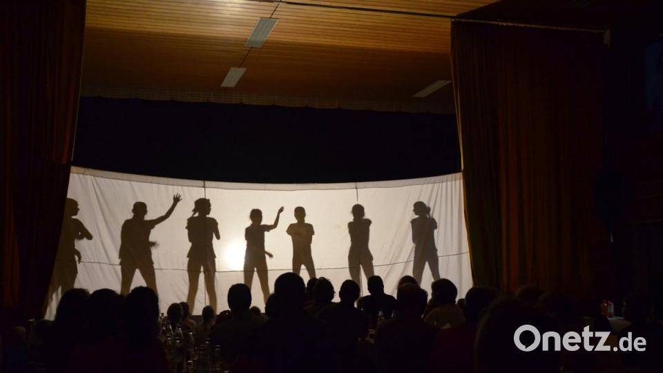 Obwohl die Akteure ein Schattendasein fristen, erhalten sie am Ende ihres spektakulären Auftritts viel Beifall.