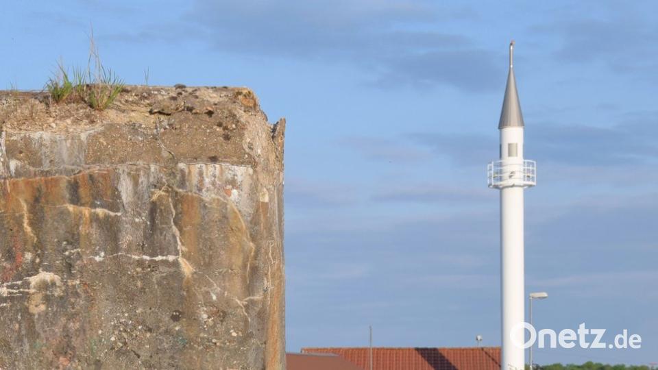 Typisch für die Übungsdörfer ist heute das Minarett gleich neben dem Bunker aus den 50er-Jahren, wie hier in Enslwang.