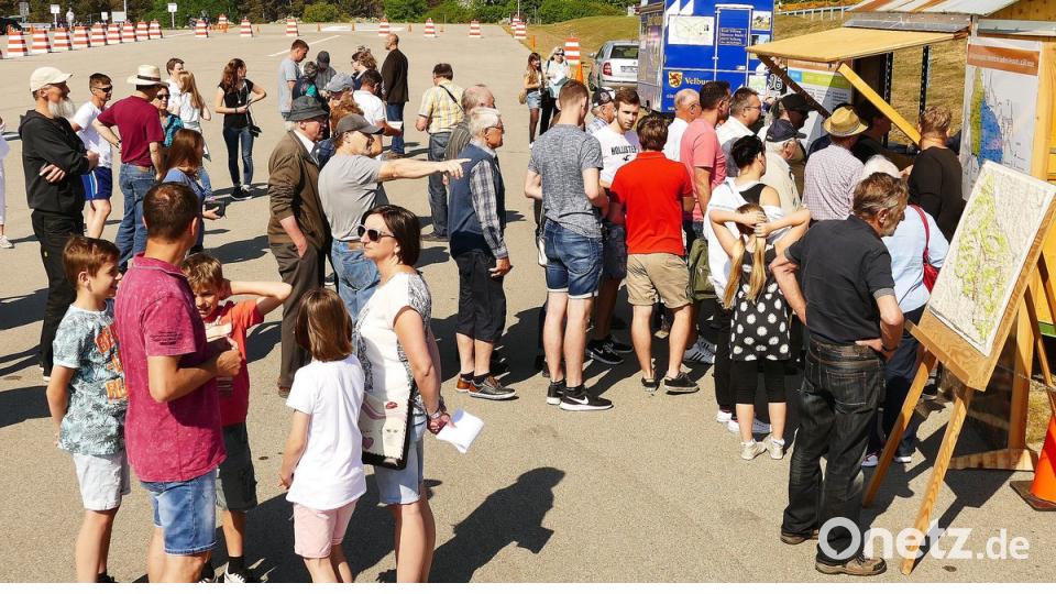 Wer Tickets für die Busrundfahrten haben wollte, musste sich schon zeitig anstellen. 1500 Menschen waren heuer mit auf Tour durch den mittleren und östlichen Teil des Truppenübungsplatzes in Hohenfels.