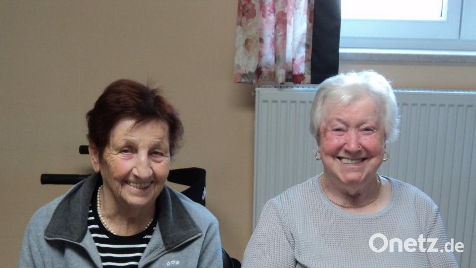 Gut gelaunt die beiden Damen  bei der Muttertagsfeier