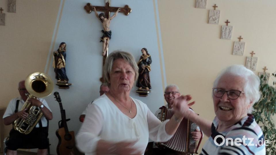 Darf ich Bitten.    Ein Tänzchen geht immer  Dahinter die   &quot;Schnarrdorfer&quot;  Musikanten