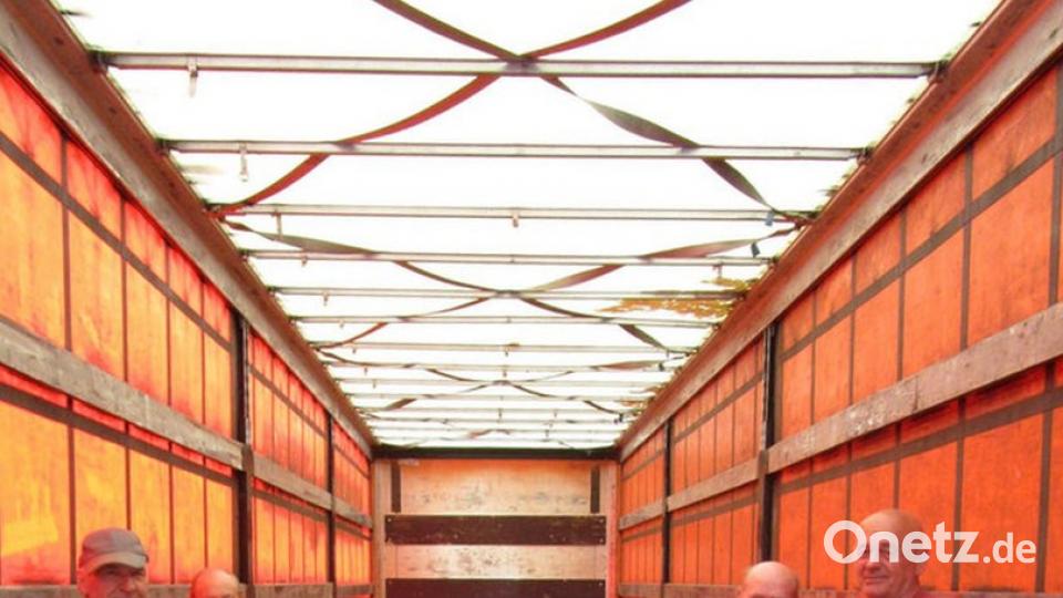 Nach dem Verladen von 11,5 Tonnen Kartoffeln gönnen sich die Helfer Gustl Hoffmann, Simon Melzner, Klaus Fiebig, Norbert Busch und Jadranko Krsco, der kroatische Fahrer des Lastwagens (von links), eine kurze Verschnaufpause.  	Bild: jzk