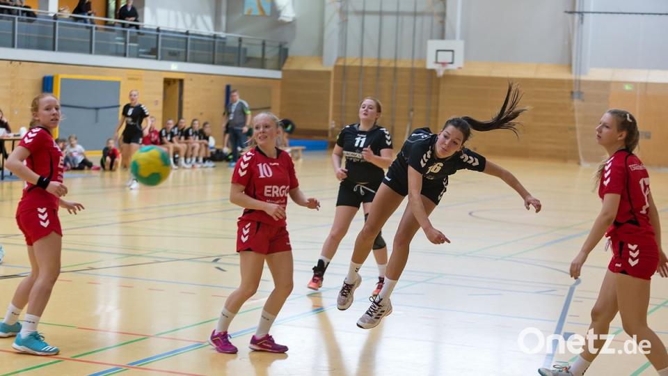 Durchsetzungsvermögen bewies Sophie Last beim Qualifikationsturnier zur Bayernliga: Mit 14 Toren in den drei Spielen war sie erfolgreichste Werferin des HV Oberviechtach.  	Bilder: gud (2)