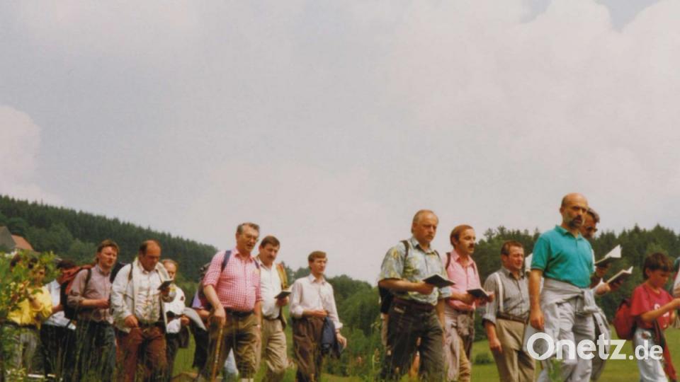 Aus dem Jahr 1992 stammt dieses Bild von der Fahrenberg-Wallfahrt der Bärnauer. Heuer jährt sich die Wallfahrt zum 200. Mal. Bild: Privat