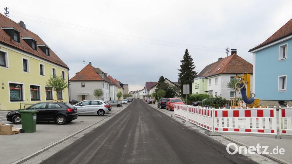 Die Hauptstraße ist wieder frei. Spätestens bis zum Nordgautag sollen auch die letzten Arbeiten fertiggestellt sein.  	Bild: ubb
