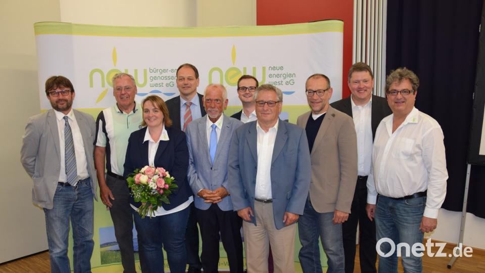 Der neunten Generalversammlung der Bürger-Energiegenossenschaft West eG wohnen auch die Vorstände der Neue Enerigen West eG, Wolfgang Haberberger und Helmuth Wächter, sowie Steuerfachangestellten Alexandra Schopf (von links) bei. Bei den Wahlen bestätigen die Mitglieder der Bürger eG der stellvertretenden Aufsichtsratsvorsitzende Stefan Dötsch und Vorstand Udo Greim die Aufsichtsräte Harald Wagner, Dieter Klein, Karl Lorenz (von links) und Bernhard Stangl (mit Geschäftsführer Bernhard Schmidt, von rechts).