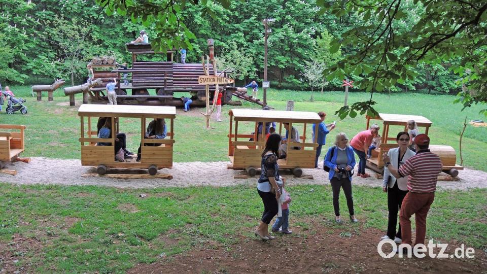 Kurz nach der Eröffnung ist der Holzzug schon fester Bestandteil des Lebens in Marienbad.  	Bilder: exb (2)