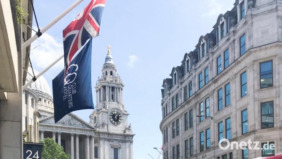 Sabrina Geppert mit einem Hochzeits-Teller, wie er als Souvenir in den Läden rund um die St. Paul's Cathedral verkauft wird. 	Bild: exb