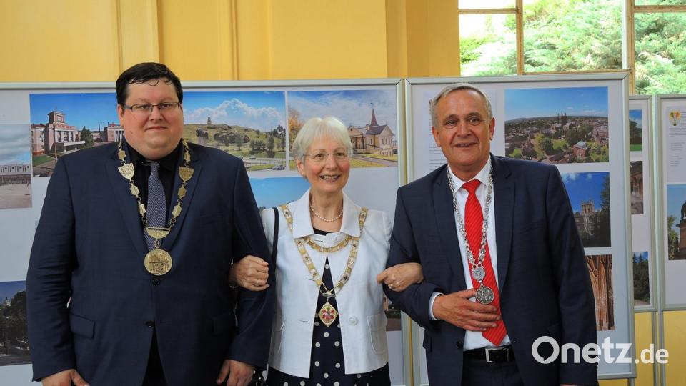 Fotoausstellungseröffnung mit Bürgermeister Martin Kalina aus Marienbad (links), OB Kurt Seggewiß (rechts) sowie Bürgermeisterin Cynthia Palme, von der englischen Partnerstadt von Marienbad Malvern. Bild: exb exb