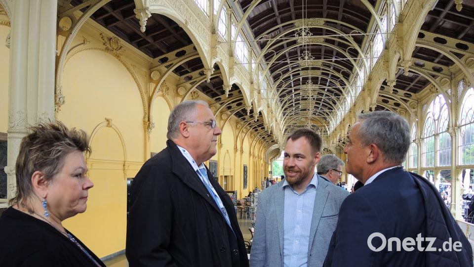 Gesprächsaustausch in den Kolonnaden Marienbads. Bild exb exb