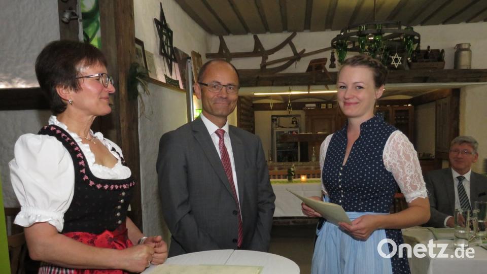 Herzlich gratulierten Doris Eckl und Alfred Scheidler (v. li.) der besten Absolventin, Rebecca Gmeiner (re.) aus Triebendorf bei Wiesau.