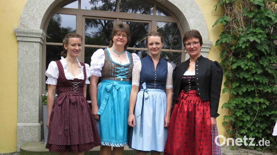 Hauswirtschaftsdirektorin Doris Eckl (re.) ist besonders stolz auf ihre besten Schülerinnen, Carolin Schaumberger aus Wiesau, Herta Heser aus Kulmain und Rebecca Gmeiner aus Triebendorf bei Wiesau.