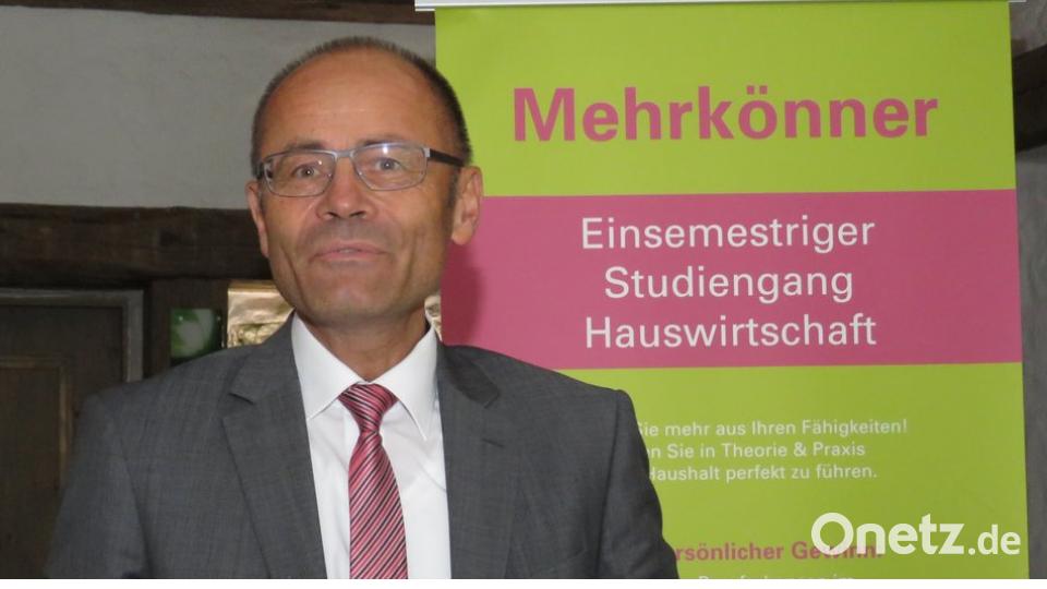 Stellvertretender Landrat Alfred Scheidler lobte die Bäuerinnen sehr für ihren Mut, neben Familie, Beruf, Kindern und Bauernhof auch noch die Hauswirtschaftsschule nebenher zu stemmen.