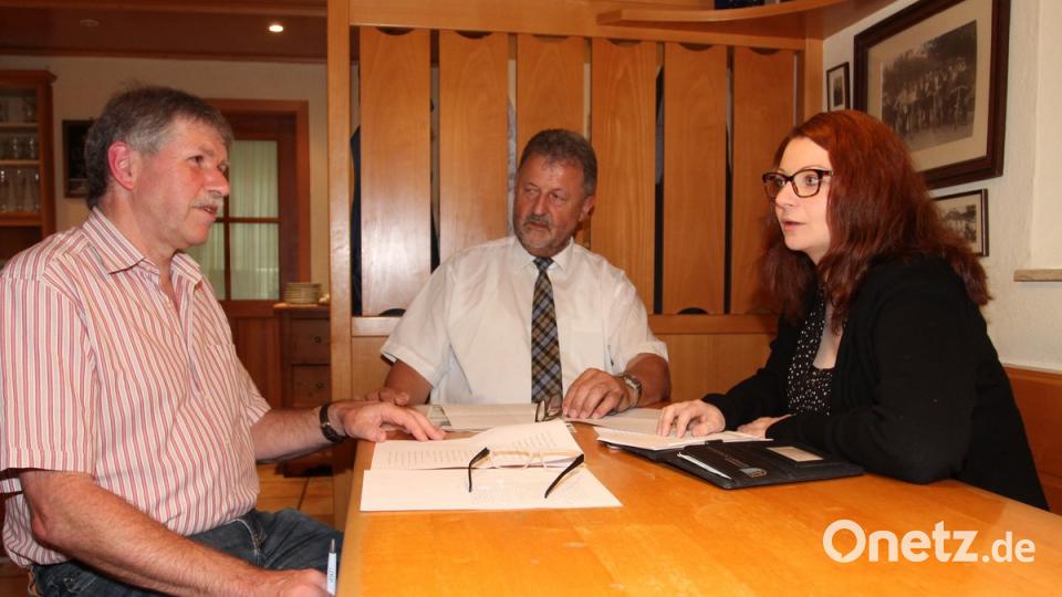 Bürgermeister Johann Maurer (Mitte), Robert Götz und Marina Hirnet nehmen zur rechtlichen Situation um die Feuerwehren in der Grenzlandgemeinde Georgenberg Stellung.  	Bild: pi