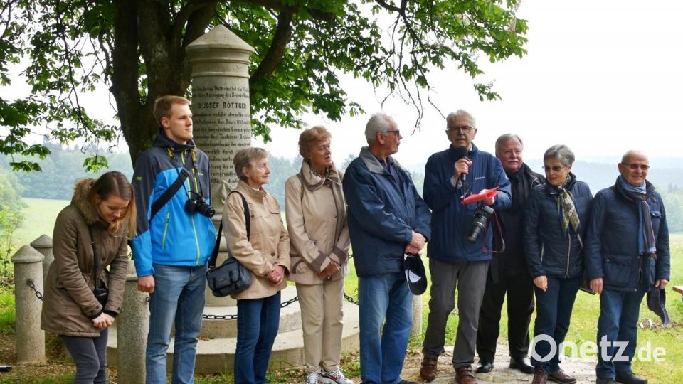 Die Böttger Familiennachkommen trafen sich nach Jahrzehnten erstmals in Bärnau v.l. n. r. Marketa und ihr Freund und Ururenkel Jan Böttger, seine Mutter Hanna, Ingeborg Kabrtova, Enkelin und Enkel Gerhard Böttger, Rainer Christoph beim Vorstellen, Urenkelin Lore Winterholler, ihr Bruder Richard Stenzel und Georg Winterholler.