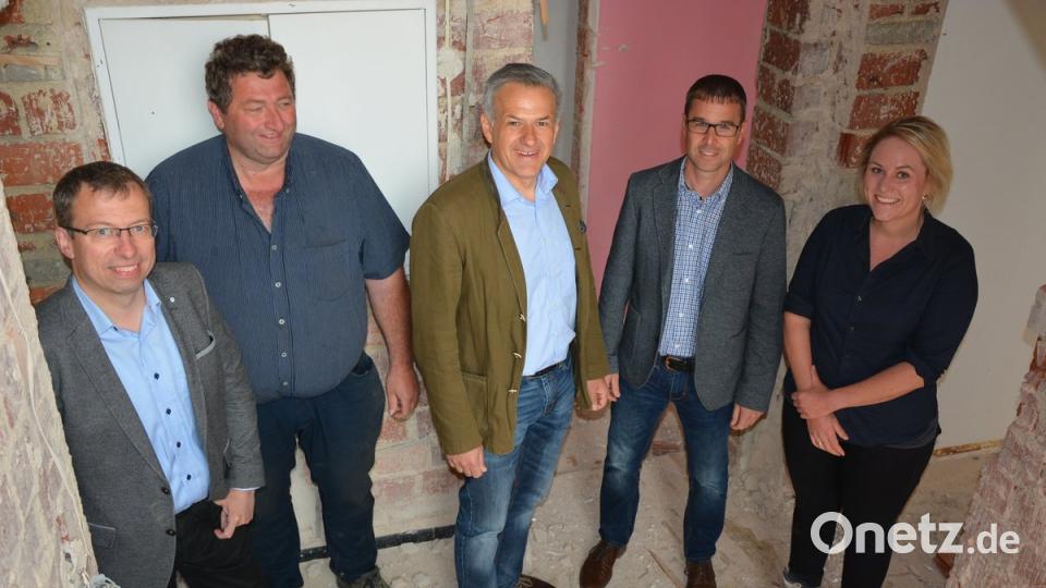 Informierten sich am Freitagvormittag vor Ort, (von links) Kewog-Projektleiter Carsten Seebauer, Abbruchunternehmen Josef Hierold, Bürgermeister Roland Grillmeier, Thomas Grillmeier (Stadtbauamt) und Lia Biermeier.