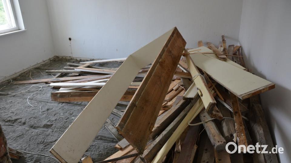 Alle Materialien, wie hier das Holz, werden sortiert und fachgerecht entsorgt.