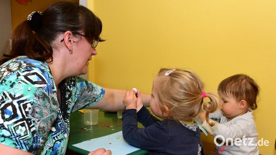 Kinderpflegerin Olga Golcer knetet mit den beiden Kleinen Salzteig bis die Eltern wieder da sind.