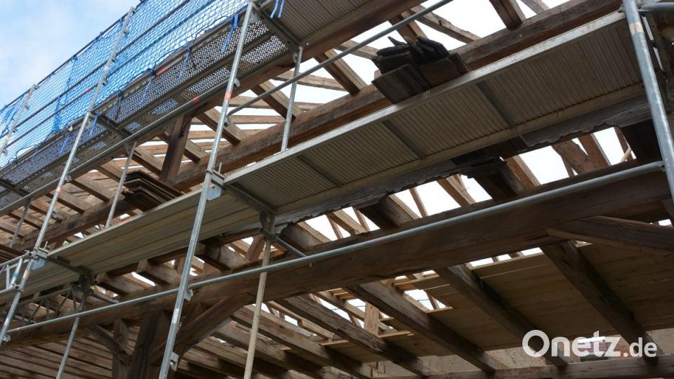 Aktuell wird bereits an der Remise gearbeitet. Kaputte Balken werden durch neue ersetzt, mit den Arbeiten geht es gut voran