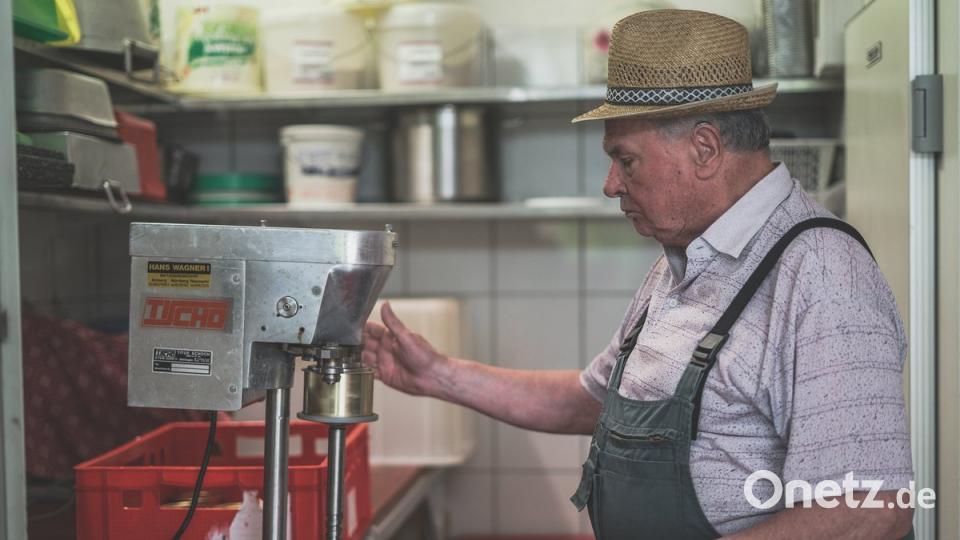 Ernst Schönberger verschließt die Dosen. 	Bilder: Lukas Meister (5)