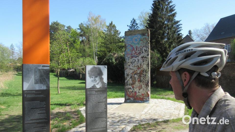 Ganz im Norden Berlins unweit der Invalidensiedlung zwischen Hohen Neuendorf und Berlin-Reinickendorf erinnert eine Tafel neben einem Segment der original Mauer an Marienetta Jirkowsky, die im Gegensatz zu zwei Freunden beim Fluchtversuch erschossen wurde. 	Bilder: Uwe Ibl (5)