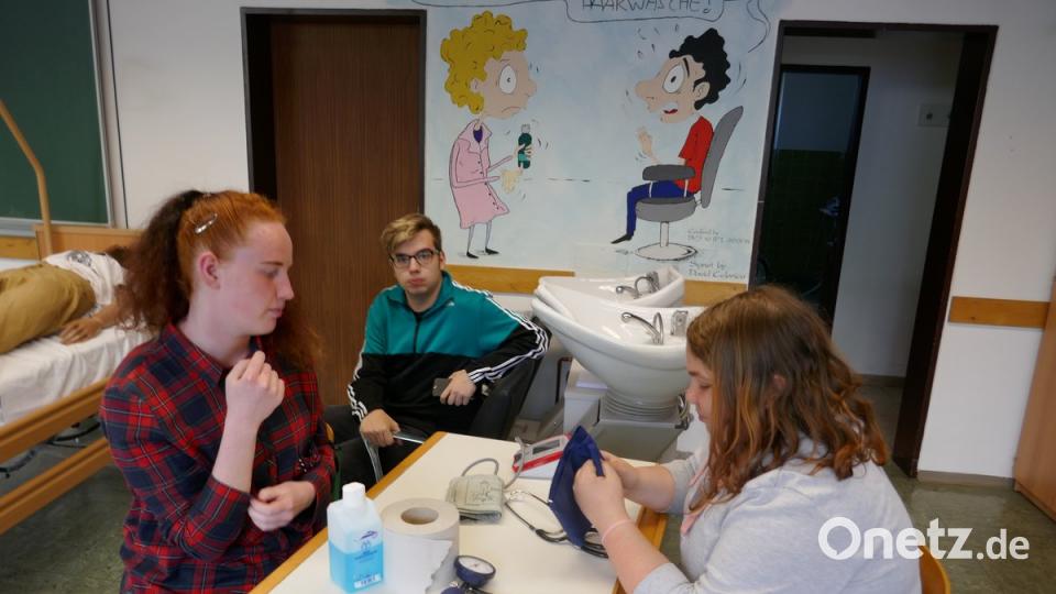 Im Bereich "Gesundheit" durfte man sich seinen Blutdruck messen lassen.	Bild: wrm