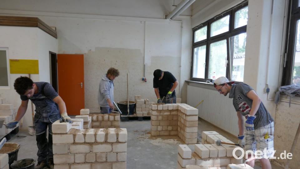 In der Bauhalle zeigten Schüler Musterarbeiten an Mauern. 	Bild: wrm