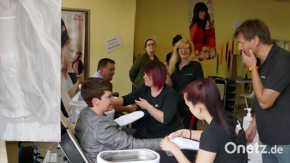 Im Frisör-Salon durfte man sich bei einer Handmassage und einem Handbad entspannen. 	Bild: wrm