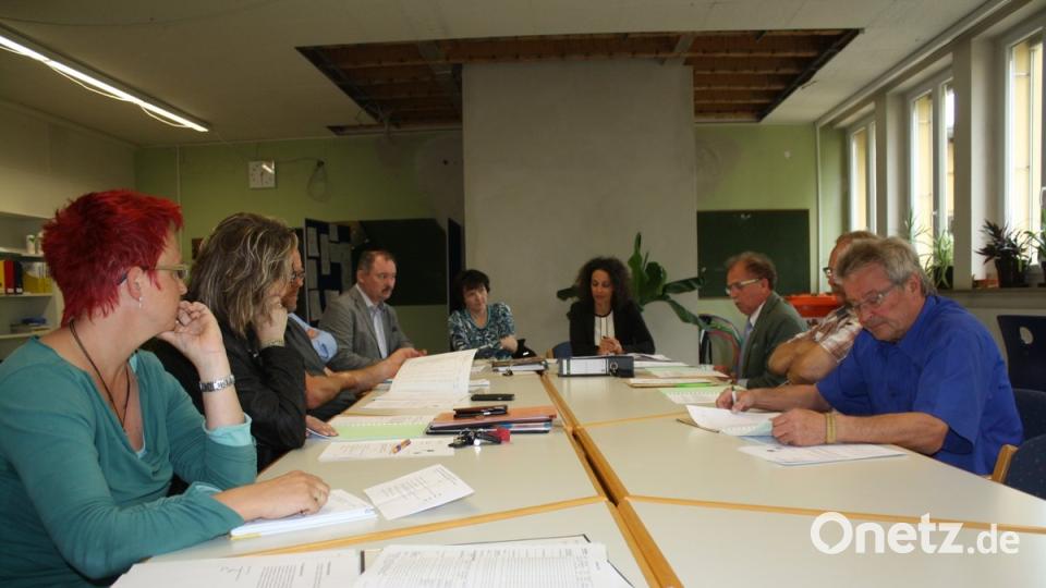 Gerade in einer Zeit (noch) rückläufiger Schülerzahlen müsse ein Schulstandort entschlossen modernisiert werden, betont Schulverbandsvorsitzender Werner Walberer (Dritter von rechts). 	Bild: bjp