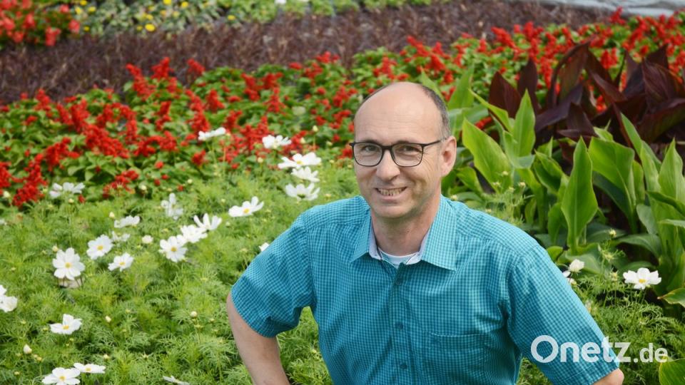 Tipps vom Fachmann: Der künftige Stadtgartenmeister Thomas Huber weiß, welche Sträucher für welchen Standort gut geeignet sind.  	Bild: Schönberger
