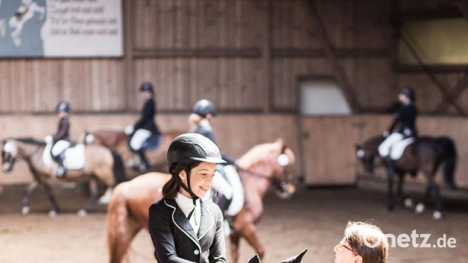 Emily Achatz holt auf Sten den 1. Platz im Dressurreiterwettbewerb.