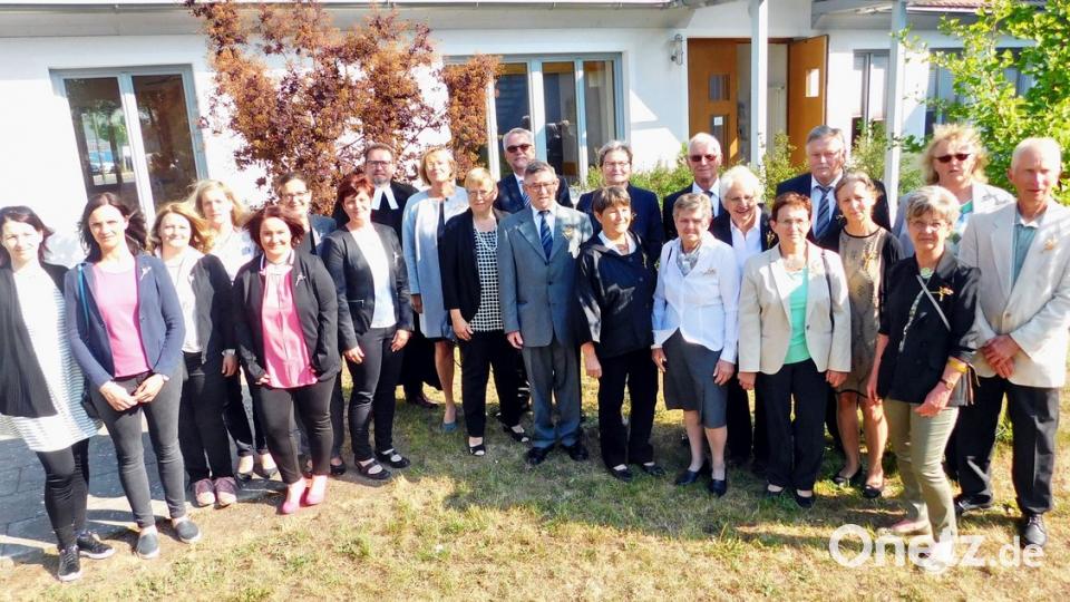 Vor 50 (rechts) beziehungsweise vor 25 Jahren (links) stehen diese Jubelkonfirmanden schon einem im Mittelpunkt eines Festgottesdienstes.  	Bilder: hai (2)