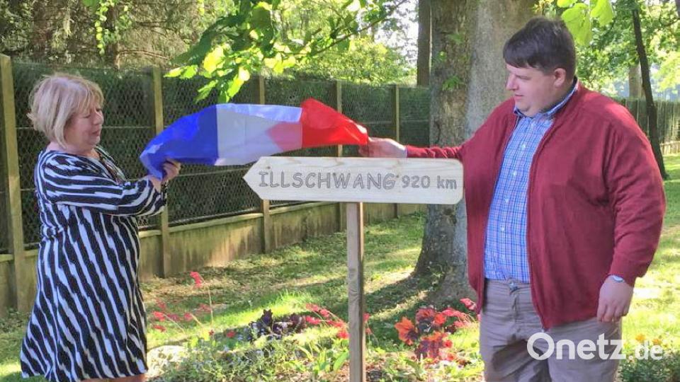 Die Oberhäupter beider Gemeinden, Michèle Martin und Dieter Dehling, enthüllen den Wegweiser in St. Piat nach Illschwang. Bilder: no (2)