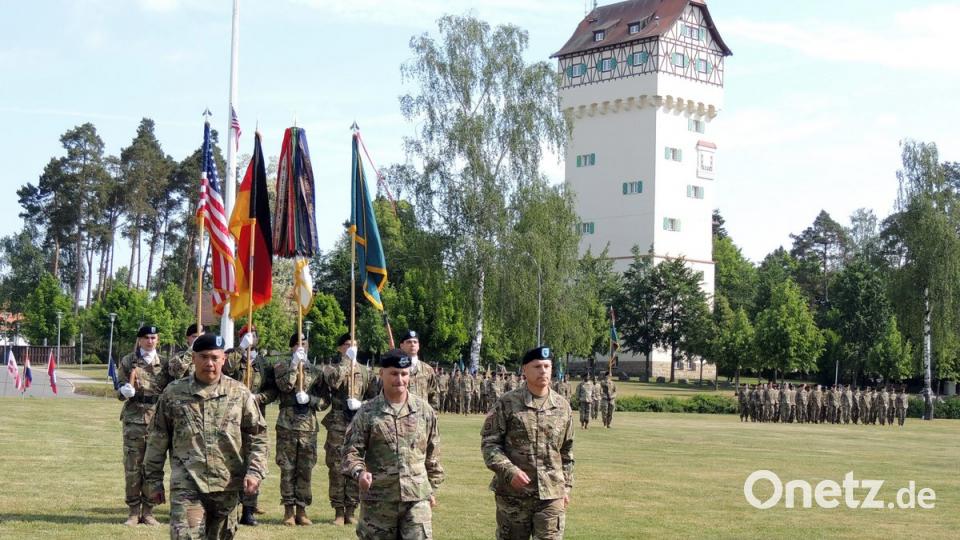 Mit großen Schritten auf zu neuen Wegen: Brigadegeneral Christopher C. LaNeve (rechts) ist der neue kommandierende General des 7. US-Armee Ausbildungskommandos (7th ATC) in Grafenwöhr. Brigadegeneral Antonio A. Aguto Jr. (links) nimmt ein Kommando in Fort Bragg in North Carolina wahr. Der Oberkommandierende des US-Heeres in Europa, Generalleutnant Christopher G. Cavoli (Mitte), übernahm die Kommandoübergabe.  	Bild: mor
