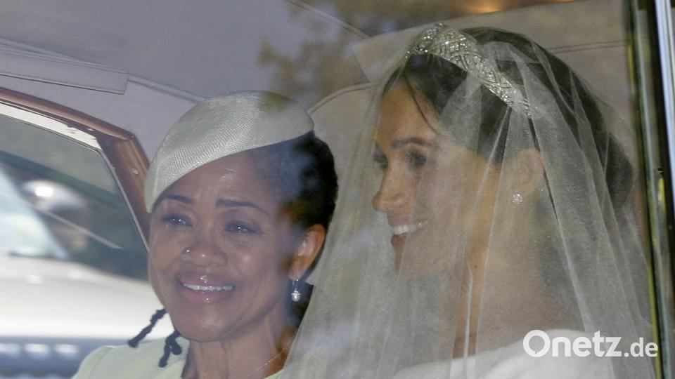 Meghan Markle (rechts) und ihre Mutter Doria Ragland verlassen das Cliveden House Hotel in Taplow, in der Nähe von London. Prinz Harry of Wales heiratet Meghan Markle. Foto: Tim Ireland/AP/dpa