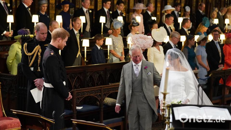 Meghan Markle und Prinz Charles kommen in der St.-Georgs-Kapelle an, links Prinz Harry und Prinz William (links). Prinz Harry of Wales heiratet Meghan Markle. Foto: Jonathan Brady/PA Wire/dpa