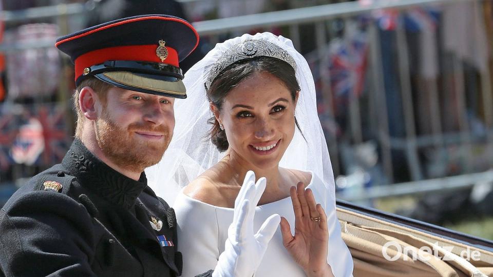 Prinz Harry und seine Frau Meghan winken, als sie nach der Trauung in der Pferdekutsche "Ascot Landau" an der Long Walk entlang fahren. Prinz Harry of Wales hat Meghan Markle geheiratet. Foto: Aaron Chown/PA Wire/dpa