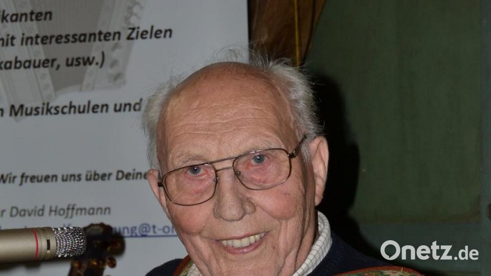 Alois Lippert aus Tirschenreuth wird heuer 91 und begeisterte das Publikum in Au mit Moritaten und Gstanzln.
