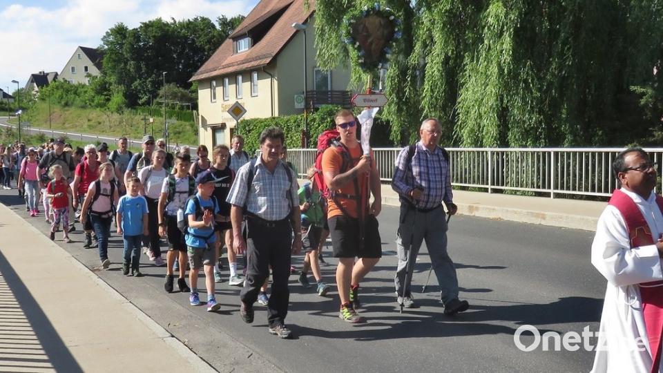 Pfarrvikar Hruday Madanu und Bläser des Musikvereins geleiteten die Vilsecker Wallfahrer zur Heimat-Pfarrkirche St. Ägidius.