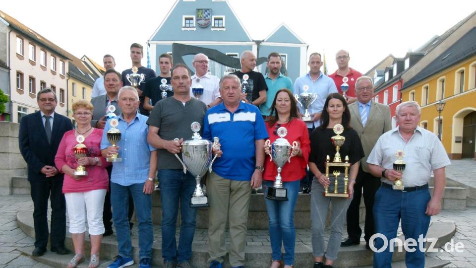 Stadtverbandsvorsitzender Dieter Kies (links) und dritter Bürgermeister Klaus Lehl (Zweiter von rechts) gratulieren des besten Mannschaften der Stadtmeisterschaft im Kegeln.  	Bild: rn